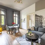 Cozy & Nostalgic Style In The Center 아파트