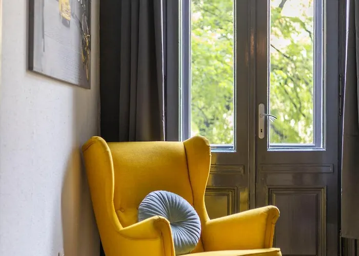 Cozy & Nostalgic Style In The Center *