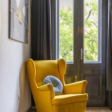 Cozy & Nostalgic Style In The Center *