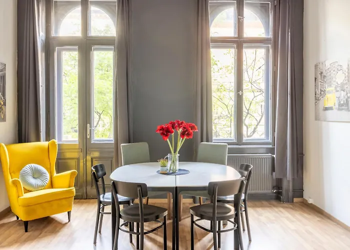 Cozy & Nostalgic Style In The Center דירה